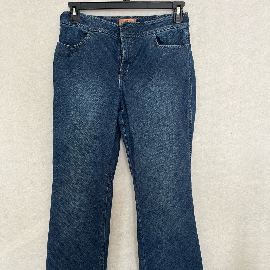 Dana Buchman Denim Flared Leg Jeans. Size 6.